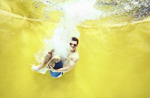 maillot-de-bain-homme-short-piscine-plongeon-lunettes