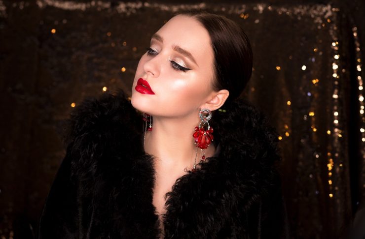 Femme élégante chignon rouge à lèvres rouge et bijoux