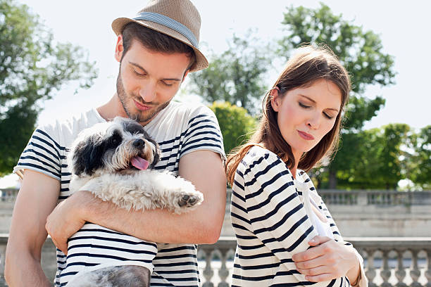 Jeune couple avec un chien habillés avec des t-shirts marinière